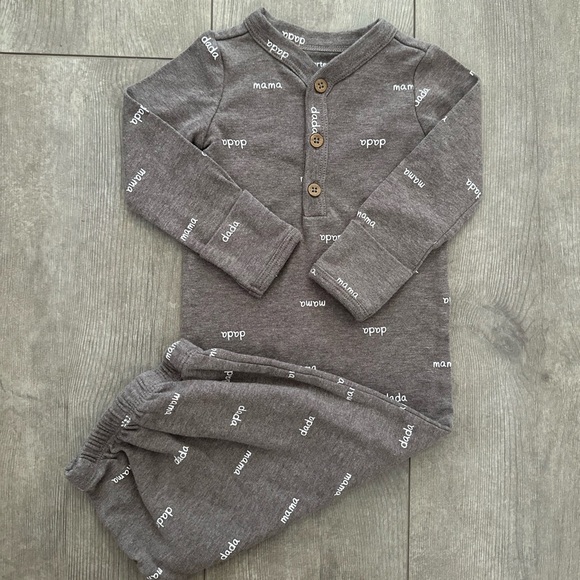 Adorable baby modern nightgown sleeper 3 months boy or
Girl 
Never worn - Picture 1 of 9